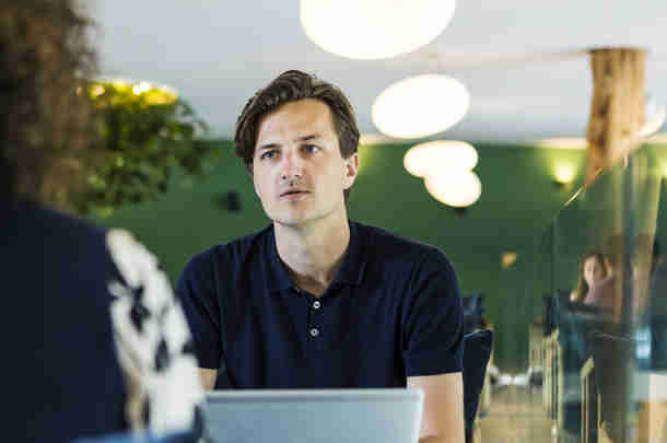 Man gebruikt laptop voor het maken van dashboard voor efficiënte bedrijfsvoering