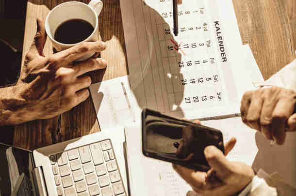 Mensen maken afspraak voor rekenkameronderzoek