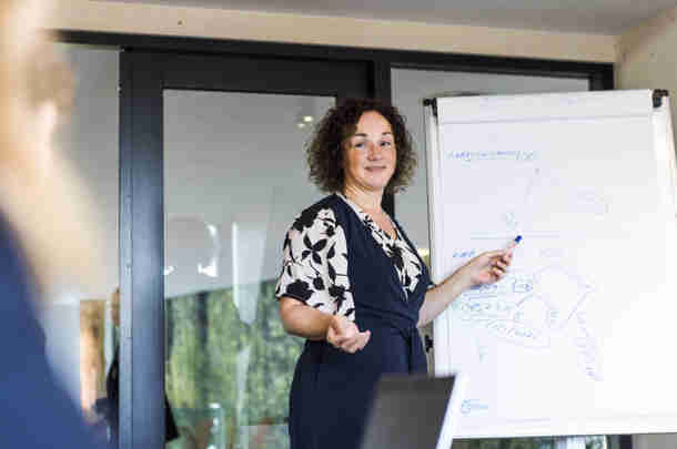 Vrouw legt uit hoe beleidsonderzoek uitgevoerd gaat worden