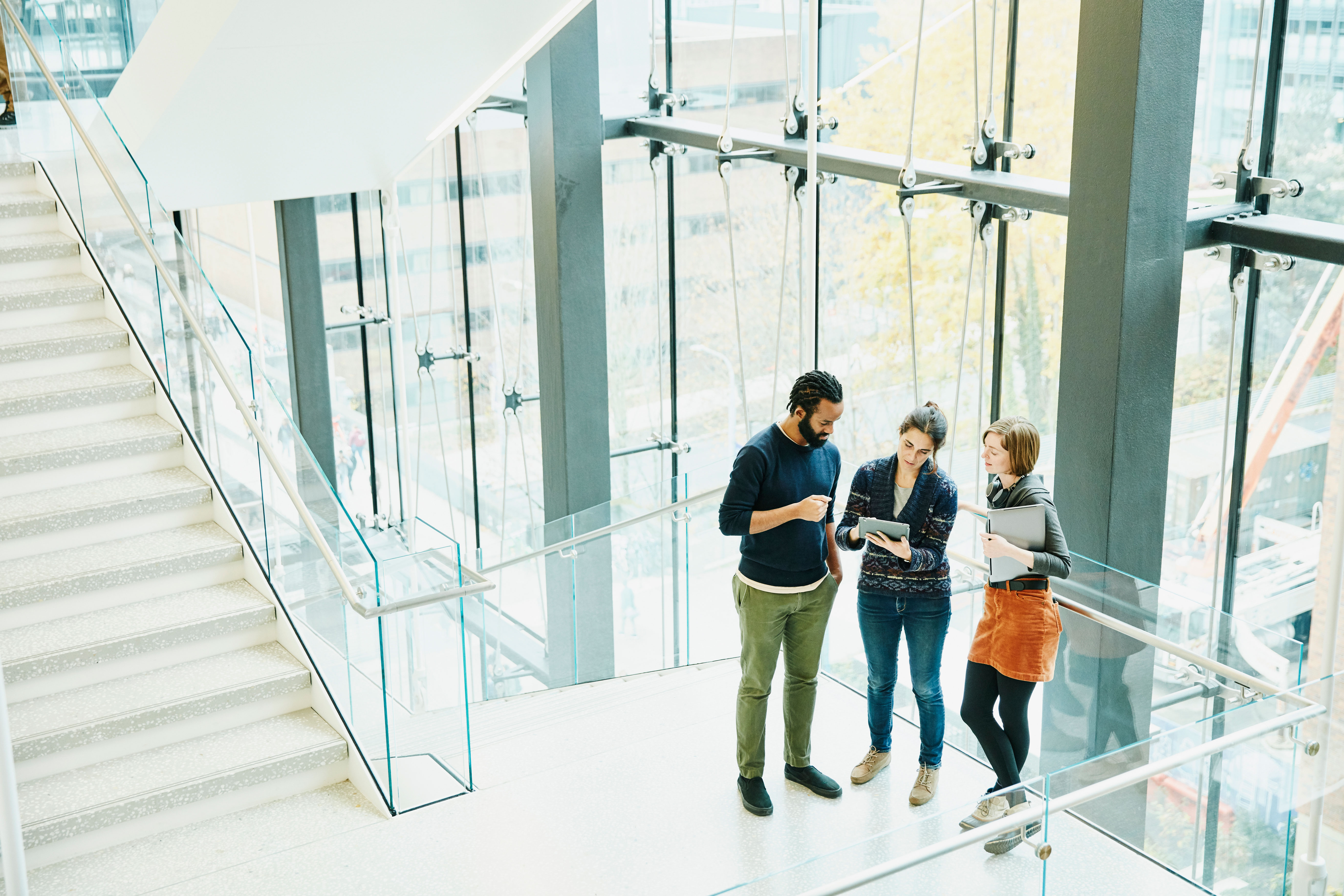 Ambtenaren overleggen in de gang over digitale transformatie